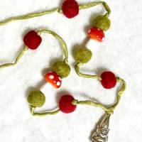 lange Pulloverkette, Seidenband-Kette mit Filz- und Glasperlen, mit einem Gartenzwerg-Anhänger Bild 1