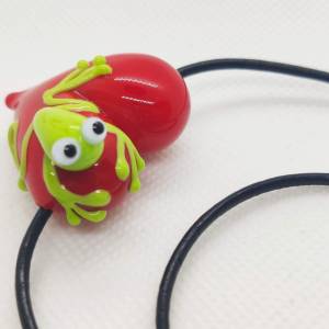 Rotes Herz aus Glas mit zuckersüßem Frosch an kurzem Lederband Bild 1
