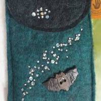 HANDMADE  Handytasche "Sternenhimmel" aus Filz, mit vielen silberfarbenen Perlen und einer Keramik-Fledermaus be Bild 1