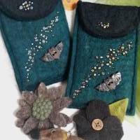 HANDMADE  Handytasche "Sternenhimmel" aus Filz, mit vielen silberfarbenen Perlen und einer Keramik-Fledermaus be Bild 3