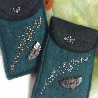 HANDMADE  Handytasche "Sternenhimmel" aus Filz, mit vielen silberfarbenen Perlen und einer Keramik-Fledermaus be Bild 4