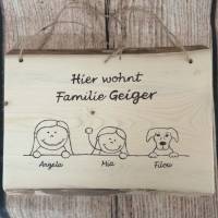 Hier wohnt Familie Holz Schild mit Name und Köpfen für jedes Familienmitglied personalisiert 2-4 Köpfe Bild 2