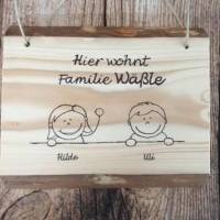 Hier wohnt Familie Holz Schild mit Name und Köpfen für jedes Familienmitglied personalisiert 2-4 Köpfe Bild 5