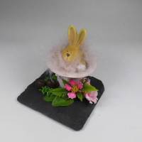Ostereier - Ostern Tischdeko  Deko Hase aus dem Hut auf einer Schieferplatte Bild 1
