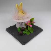 Ostereier - Ostern Tischdeko  Deko Hase aus dem Hut auf einer Schieferplatte Bild 2