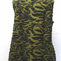 Damenweste aus flauschigem Bio-Wollwalk, grün mit dunkelgrünem Rankenmuster, Gr. L-XL Bild 2