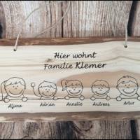 Hier wohnt Familie Holz Schild mit Name und Köpfen für jedes Familienmitglied personalisiert 5-8 Köpfe Bild 1