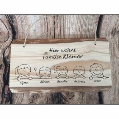 Hier wohnt Familie Holz Schild mit Name und Köpfen für jedes Familienmitglied personalisiert 5-8 Köpfe