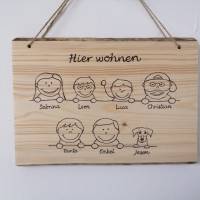 Hier wohnt Familie Holz Schild mit Name und Köpfen für jedes Familienmitglied personalisiert 5-8 Köpfe Bild 3