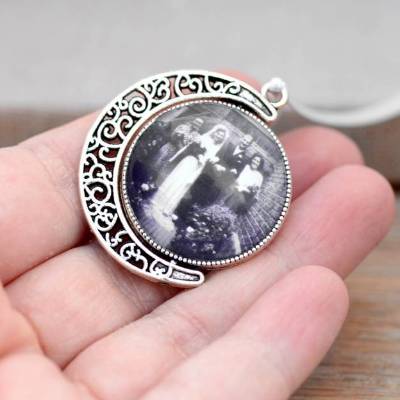 Doppelseitiges Memorial Mond Anhänger für Brautstrauß mit Platz für zwei Fotos – Handgefertigt, personalisierbar