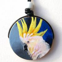 Krafttier-Amulett Kakadu, handbemalter Anhänger, bemalter Schmuck mit exotischem Vogel Bild 1