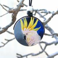 Krafttier-Amulett Kakadu, handbemalter Anhänger, bemalter Schmuck mit exotischem Vogel Bild 2