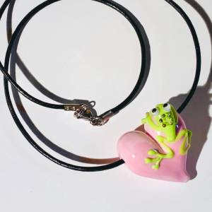 Frosch-König-Herz in rosa, aus Glas an kurzem Lederband Bild 3