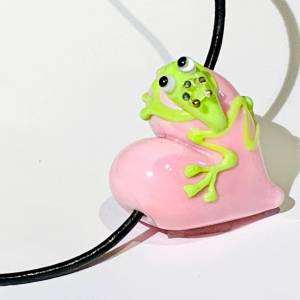 Frosch-König-Herz in rosa, aus Glas an kurzem Lederband Bild 5