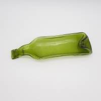 Flaschenschale aus einer recycelten klaren Glasflasche mit Farbeeinlage. Besonderes Geschenk! Servieren mal Anders! Bild 5