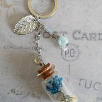 Schlüsselanhänger mit Lebensbaum und Blauen Perlen in einer Glas Flasche Bild 1