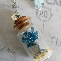 Schlüsselanhänger mit Lebensbaum und Blauen Perlen in einer Glas Flasche Bild 2