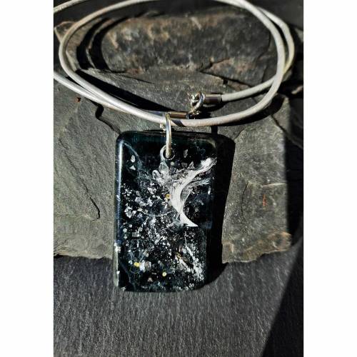 Schwarzer Resin-Anhänger mit weißen Sprenkeln und Silberglitter an Lederkette