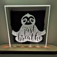 Lasergravur auf Spiegel - Relaxen mit Yoga-Faultier mit farbigem Licht und Fernbedienung Bild 1