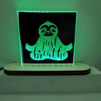 Lasergravur auf Spiegel - Relaxen mit Yoga-Faultier mit farbigem Licht und Fernbedienung Bild 2