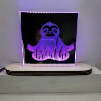 Lasergravur auf Spiegel - Relaxen mit Yoga-Faultier mit farbigem Licht und Fernbedienung Bild 5