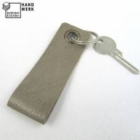 Schlüsselanhänger, Leder, hell-grau, Schlüsselring rund, 11 x 3,5 cm Bild 1
