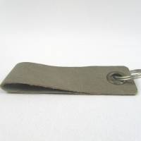 Schlüsselanhänger, Leder, hell-grau, Schlüsselring rund, 11 x 3,5 cm Bild 2