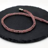 Zartes Rosé und Braun - Turmalin-Collier twisted gehäkelt aus rosefarben lackiertem Draht - bcd manufaktur Bild 1