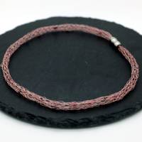 Zartes Rosé und Braun - Turmalin-Collier twisted gehäkelt aus rosefarben lackiertem Draht - bcd manufaktur Bild 2