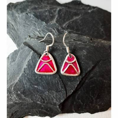 Dreieckige Ohrhänger aus 999 Silber, schön texturiert mit Highlights in magenta
