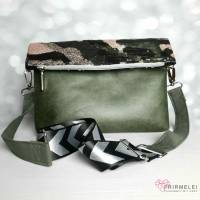 Coole Foldover-Tasche in oliv und Camouflage aus Pailletten und Kunstleder Bild 2