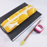 Mäppchen, Stifthalter, Stifthalterung, Baumwolle, Zitronen, gelb, mit Gummiband zur Befestigung an Notizbuch, Kalender Bild 1