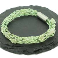 Sagenumwobener Heilstein - Jade-Armband gestrickt aus lindgrünem Draht - Damen-Armband Bild 1