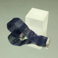 Damen-Armband aus mitternachtsblau lackiertem Draht – patentgehäkelt - bcd  manufaktur Bild 3