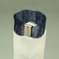 Damen-Armband aus mitternachtsblau lackiertem Draht – patentgehäkelt - bcd  manufaktur Bild 4