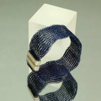 Damen-Armband aus mitternachtsblau lackiertem Draht – patentgehäkelt - bcd  manufaktur Bild 7