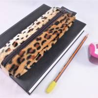 Mäppchen, Stifthalterung, Lesezeichen mit Brillenetui, Leopard, mit Gummiband zur Befestigung an Notizbuch, Kalender Bild 1