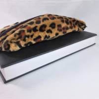 Mäppchen, Stifthalterung, Lesezeichen mit Brillenetui, Leopard, mit Gummiband zur Befestigung an Notizbuch, Kalender Bild 2