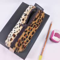 Mäppchen, Stifthalterung, Lesezeichen mit Brillenetui, Leopard, mit Gummiband zur Befestigung an Notizbuch, Kalender Bild 4