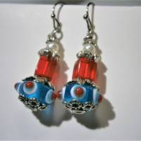 Ohrringe Lampwork Perlen blau mit dots rot weiß und Glas Würfel rot handgemacht silberfarben Bild 2