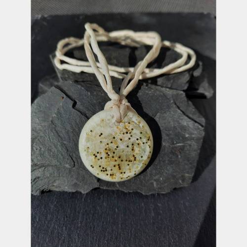 Weißer Resin-Anhänger mit Gold-Glitter und Seidenband