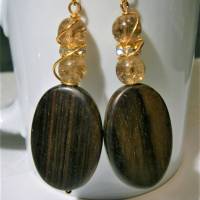 Lange große Ohrringe aus Holz in braun an Glas in beige handgemacht in wirework goldfarben Geschenk für sie Bild 5