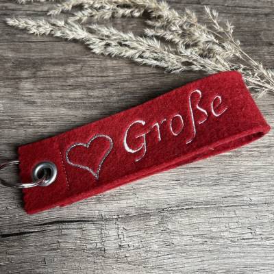 Anhänger GROßE SCHWESTER / bestickter Schlüsselanhänger aus Wollfilz