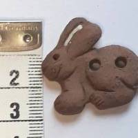 Genau richtig für Oster-und Sommerbasteleien! Handgearbeiteter Keramikknopf-Hase. Jeder Knopf ein Unikat, ca.3cm groß. Bild 2
