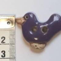 Genau richtig für Sommerbasteleien! Handgearbeiteter Keramikknopf-Vogel. Jeder Knopf ein Unikat, ca.2,5cm groß. Bild 2