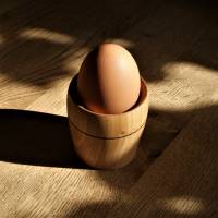 Eierbecher aus Kirschholz mit schöner Maserung und Brandring Bild 1