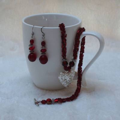 Schmuckset aus roten Stabperlen mit Herz in türkischer Häkeltechnik