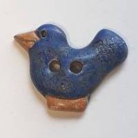 Genau richtig für Sommerbasteleien! Handgearbeiteter Keramikknopf-Vogel. Jeder Knopf ein Unikat, ca.2,5cm groß. Bild 1
