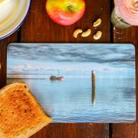 kleines Fischerboot vor Sylt Fotografie Frühstücksbrettchen aus Melamin, spülmaschinenfest, Schneidebrett 14 x 23 cm Bild 2