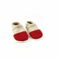 Hausschuhe für Kinder aus Wollfilz mit roter Kappe und einer Sohle aus pflanzlich gegerbtem Leder Bild 3